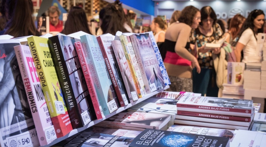 Un total de 9.235 personas visitan la Feria Internacional del Libro en Madrid, un 10% más que en la edición anterior