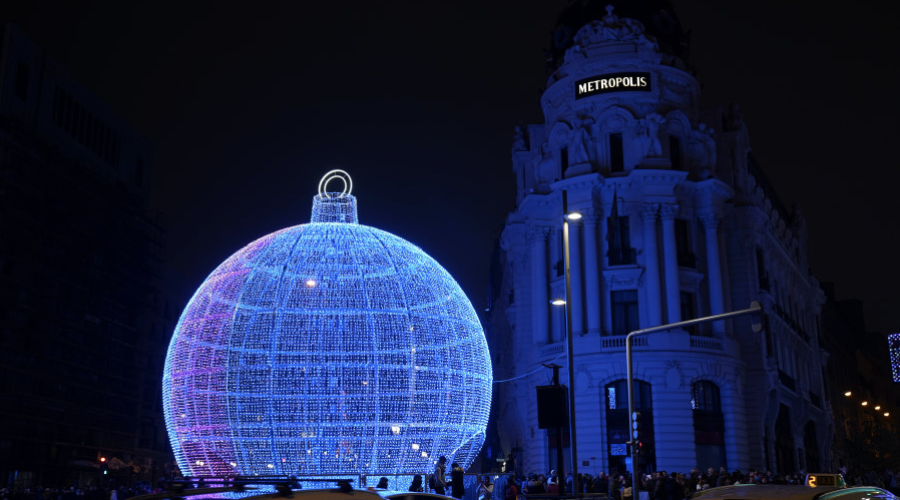 La gran bola de Navidad se instalará junto a la Plaza de España