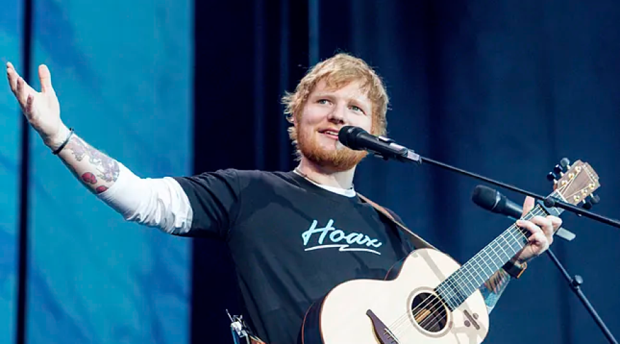 Ed Sheeran sorprende con un concierto espontáneo al aire libre en Nueva Orleans y estrena un nuevo tema.