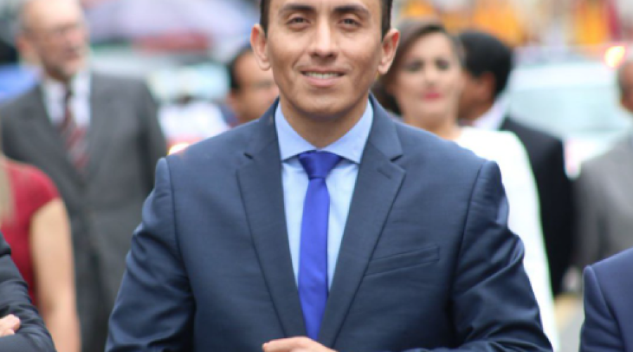 Edison Garzón, el único artesano de las monteras taurinas en España