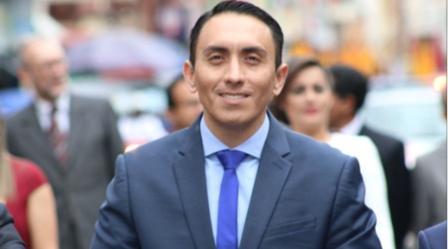 Edison Garzón, el único artesano de las monteras taurinas en España