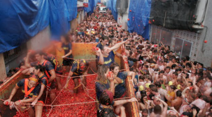 HOY ES LA FIESTA DE LA TOM;ATINA.