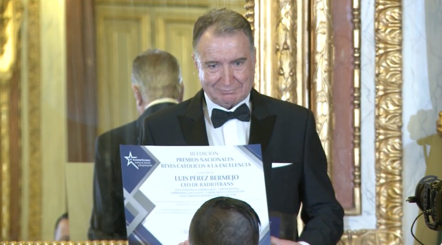 LUIS PÉREZ BERMEJO ES GALARDONADO EN LOS III PREMIOS REYES CAT&Oacute;LICOS