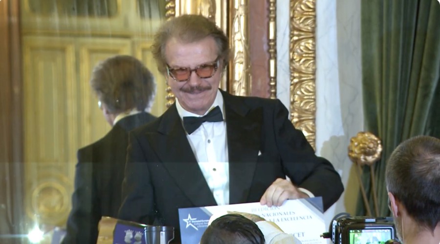 EDMUNDO ARROCET ES GALARDONADO EN LOS III PREMIOS REYES CAT&Oacute;LICOS