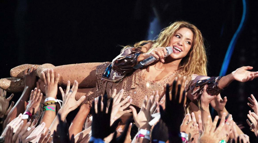 Shakira anuncia la construcci&oacute;n de un estadio en Madrid para el cierre de su gira mundial.