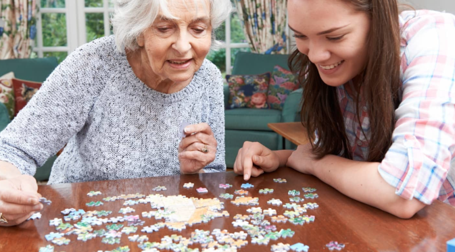 Ser abuelo activo puede proteger la mente: el beneficio no depende del tiempo dedicado