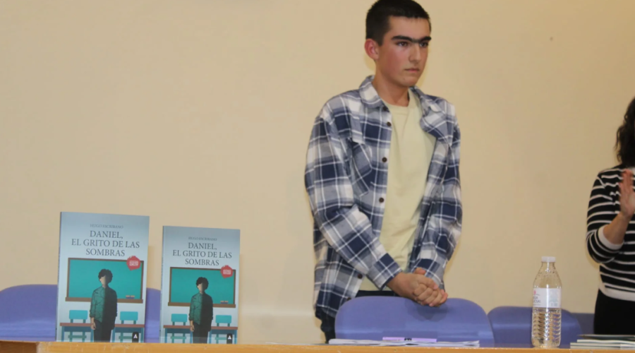 Hugo Escribano, el joven autor que convierte el acoso escolar en literatura, firmar&aacute; en la Feria del Libro de Madrid
