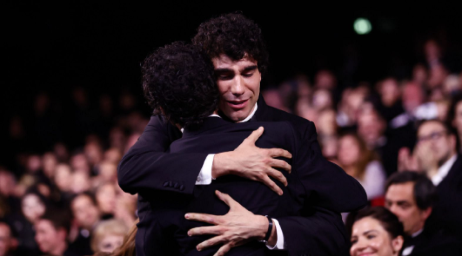 El Festival de Cannes premia el compromiso de Mungiu y el debut de 'Los Javis' con 'La bola negra'