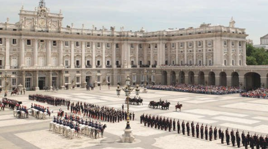 Cambio de guardia y relevo solemne en el Palacio Real