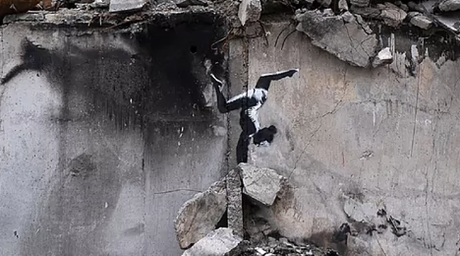 Banksy plasma uno de sus grafitis sobre un edificio en ruinas de Ucrania 