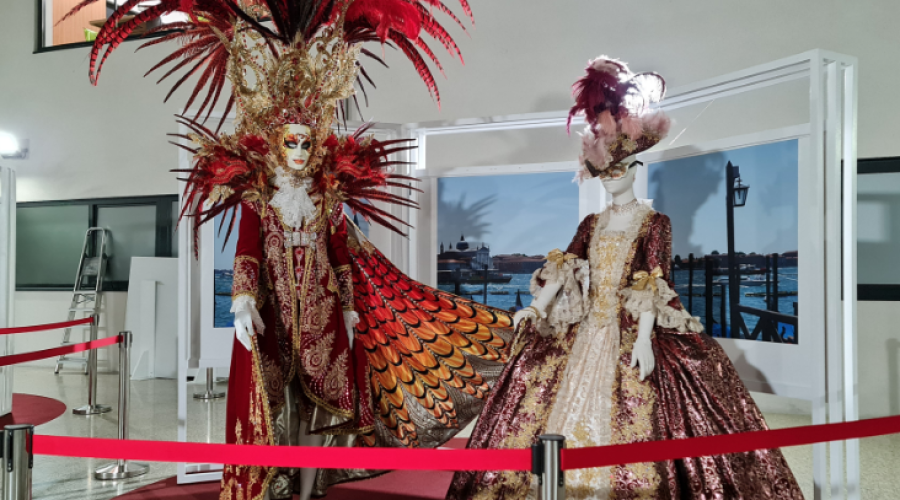 El Carnaval de Venecia acerca su luz y color al Hospital 12 de Octubre