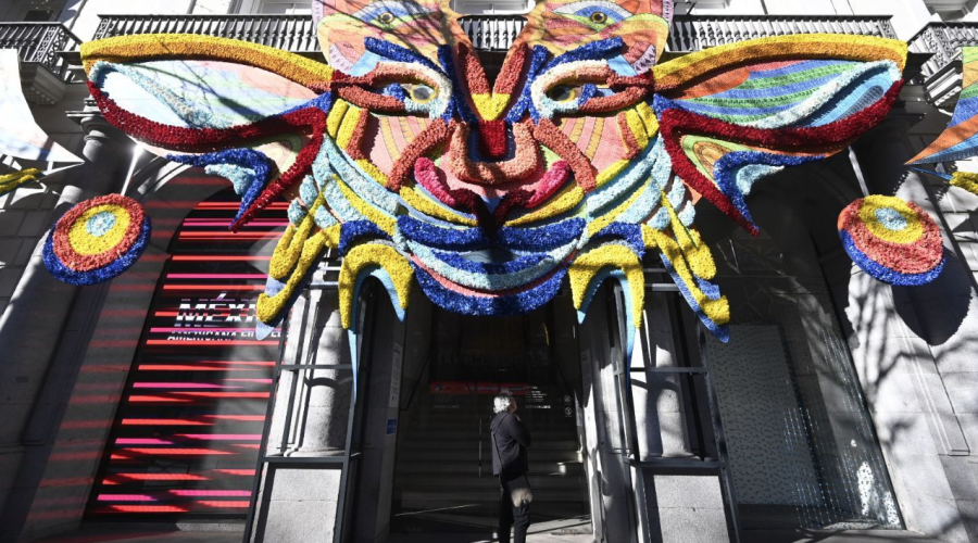 La primavera es bienvenida por la casa de México con una obra de arte floral en su fachada