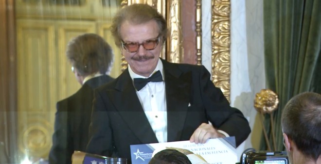 EDMUNDO ARROCET ES GALARDONADO EN LOS III PREMIOS REYES CAT&Oacute;LICOS