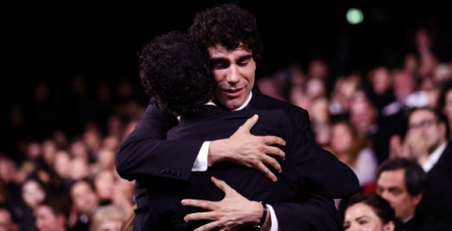 El Festival de Cannes premia el compromiso de Mungiu y el debut de 'Los Javis' con 'La bola negra'