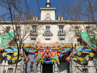 La primavera es bienvenida por la casa de México con una obra de arte floral en su fachada