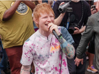 Ed Sheeran sorprende con un concierto espontáneo al aire libre en Nueva Orleans y estrena nueva cancion.    estutele.com