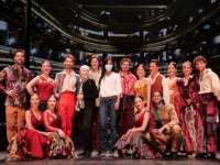 Begoña Villacís con el grupo de flamenco OléOlá en la reapertura del teatro