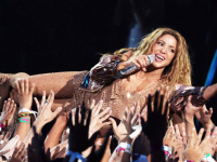 Shakira anuncia la construcci&oacute;n de un estadio en Madrid para el cierre de su gira mundial.