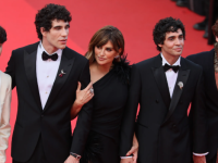 El Festival de Cannes premia el compromiso de Mungiu y el debut de 'Los Javis' con 'La bola negra'