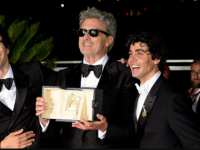 El Festival de Cannes premia el compromiso de Mungiu y el debut de 'Los Javis' con 'La bola negra'