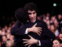 El Festival de Cannes premia el compromiso de Mungiu y el debut de 'Los Javis' con 'La bola negra'