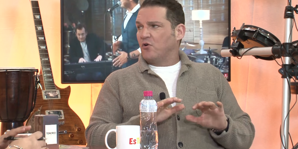 E17,   MANU TENORIO en OIGO VOCES con Edith Salazar